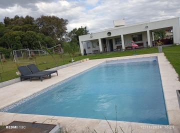 Quinta vacacional · 60m² · 2 Dormitorios · 1 Cochera · Venta Casa Quinta Florencio Varela - Ideal Eventos