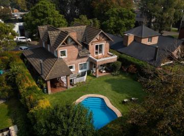 Casa · 208m² · 6 Ambientes · 3 Cocheras · Venta de Casa 6 Ambientes con Piscina en El Casco de Moreno