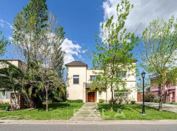 Casa · 234m² · 4 Ambientes · 1 Cochera · Casa en Venta en Santa Catalina, Villanueva, Tigre