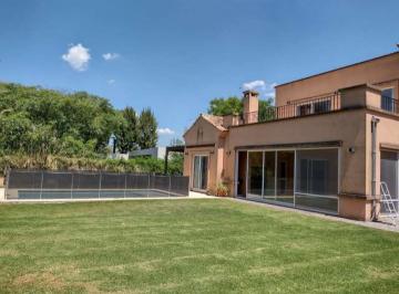 Casa · 320m² · 7 Ambientes · 2 Cocheras · Casa de 6 Dorm. en Country Club San Carlos