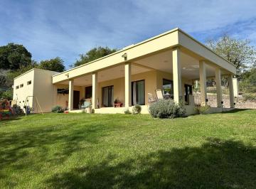 Casa · 180m² · 3 Ambientes · 4 Cocheras · Unquillo Centro - Excepcional Vista - Dos Dorm. Planta Baja