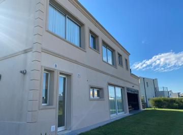 Casa · 180m² · 4 Ambientes · Casa - Alquiler Anual - Bario Haras Santa María Escobar