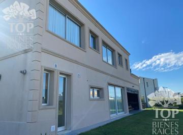 Casa · 180m² · 4 Ambientes · Casa - Alquiler Anual - Bario Haras Santa María Escobar