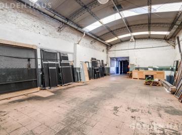 Bodega-Galpón · 196m² · 4 Ambientes · Venta en Bloque Galpón y Departamentos en José Ingenieros