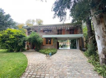 Casa · 261m² · 5 Ambientes · 2 Cocheras · Remax Vende Casa de Categoria en Colastine Norte