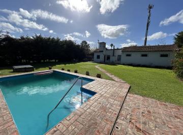 Casa · 120m² · 4 Ambientes · 1 Cochera · Casa a La Venta en Funes 3 Dorm. Amplio Patio y Piscina