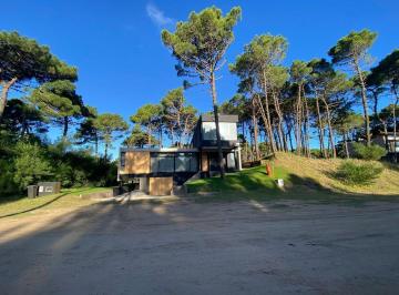 Casa · 300m² · 4 Dormitorios · 2 Cocheras · Casa en Venta a Estrenar Minimalista en Barrio Pioneros
