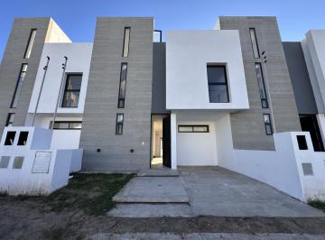 Casa · 130m² · 3 Ambientes · 1 Cochera · Duplex en Prados de Manantiales