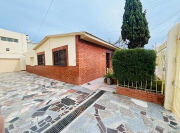 Casa · 139m² · 4 Ambientes · Casa en Esquina 2 Dorm. Barrio Pueyrredon.