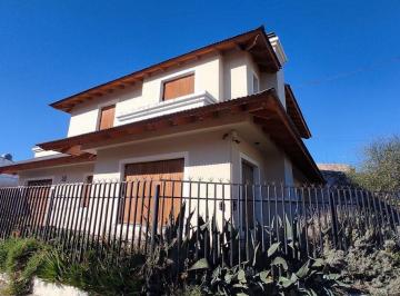 Casa · 213m² · 11 Ambientes · 1 Cochera · Casa 4 Dorm. con Quincho.