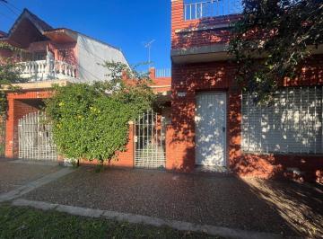 Casa · 200m² · 4 Ambientes · 1 Cochera · Venta Casa en Moron! Apto Credito!