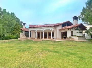 Casa · 223m² · 8 Ambientes · 2 Cocheras · Venta de Casa Barrio Privado La Capilla Vistalba