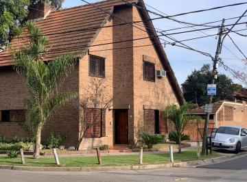 Casa de 4 ambientes, Hurlingham · Venta – Impecable Propiedad de 4 Ambientes con Pileta y Quincho