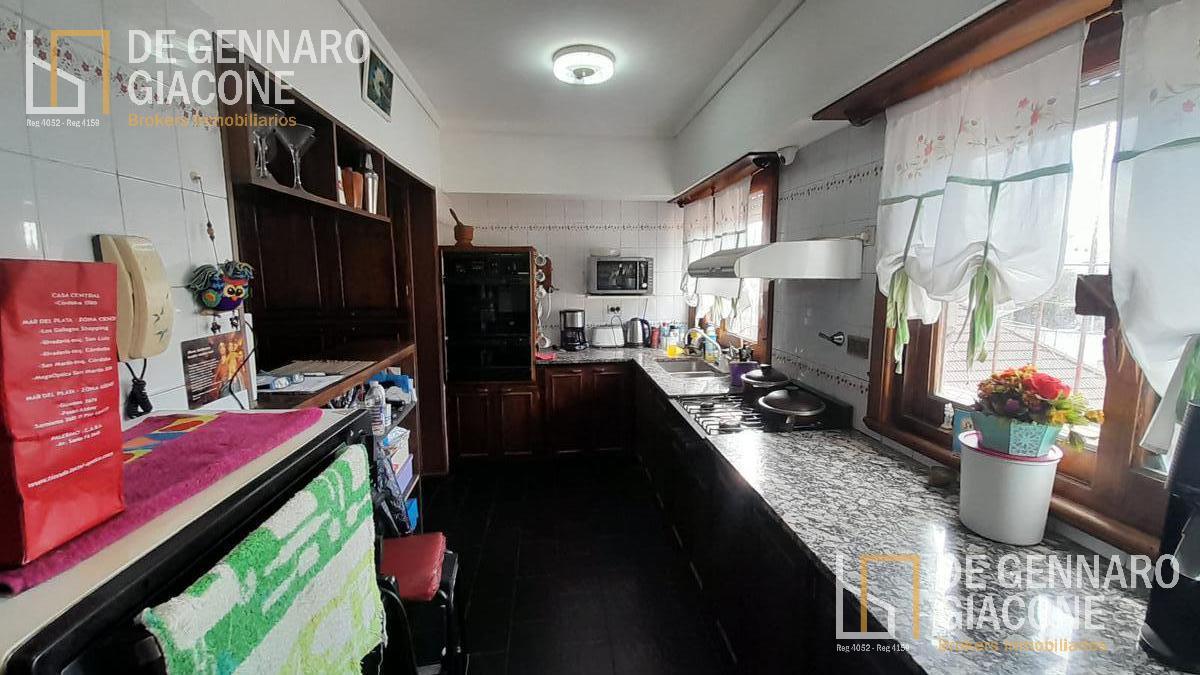 Casa 3 ambientes con galpón sobre calle san Martin, a 100 mts de av Luro