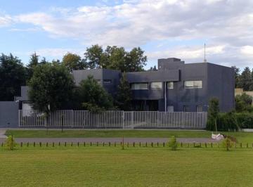 Casa · 405m² · 7 Ambientes · 2 Cocheras · Residencia de Lujo 7 Ambientes en Colón Entre Rios: 3.200 m² de Parque, Piscina Climatizada, Gimnasio