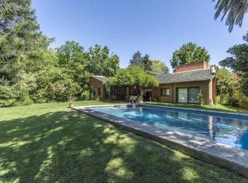 Casa · 349m² · 6 Ambientes · 4 Cocheras · Impecable Casa en Venta con Vista Al Golf en Highland!