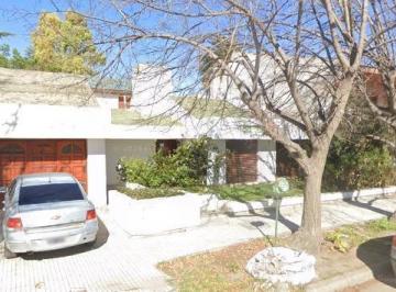 Casa · 202m² · 7 Ambientes · 1 Cochera · Hermosa Casa en Venta, Viedma, Río Negro