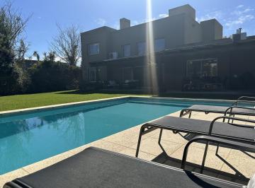 Casa · 224m² · 9 Ambientes · 3 Cocheras · Casa en Talar del Lago II