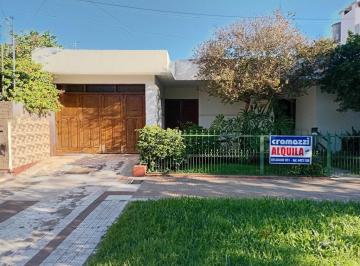 Casa · 255m² · 4 Ambientes · 2 Cocheras · Casa en Alquiler