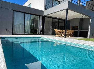 Casa · 180m² · 5 Ambientes · 4 Cocheras · Casa en Vila Marina II
