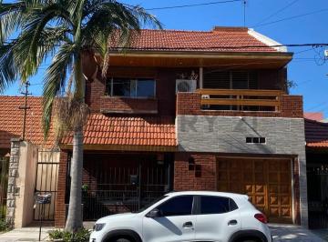 Casa · 187m² · 5 Ambientes · 1 Cochera · Venta de 2 Casas