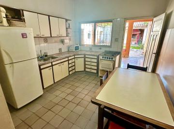 Casa · 220m² · 4 Ambientes · Casa 4 Ambientes con Jardin y 2 Locales Al Frente!