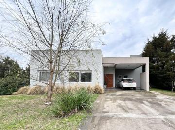 Casa · 142m² · 2 Dormitorios · 1 Cochera · Casa en La Candida