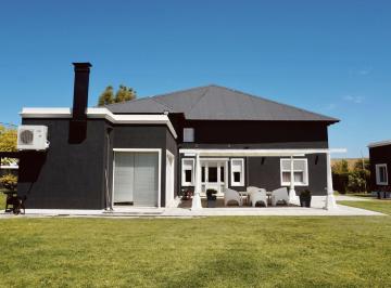 Casa · 280m² · 6 Ambientes · 2 Cocheras · Casa en Venta Don Carlos