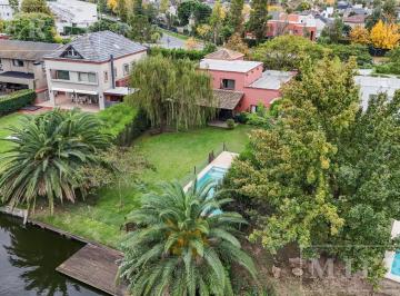 Casa · 232m² · 8 Ambientes · 4 Cocheras · Los Ombúes - Casa en Venta a La Laguna!