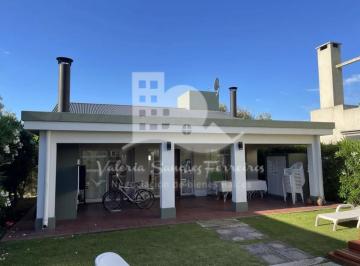Casa · 135m² · 4 Ambientes · 2 Cocheras · Casa 4 Ambientes a La Venta, en Golf Country Club Chascomús