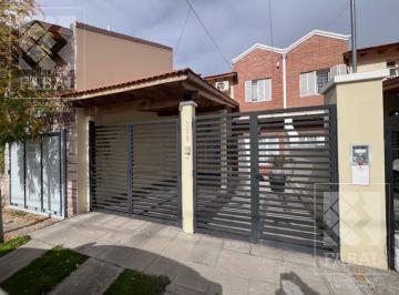 Casa · 130m² · 5 Ambientes · 2 Cocheras · Casa Venta Santa Genoveva, 3 Dorm., Pileta y Quincho