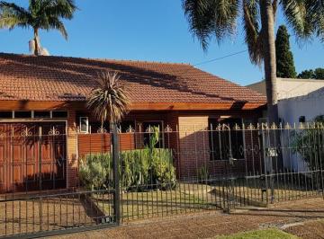 Casa · 129m² · 4 Ambientes · 2 Cocheras · Impecable Chalet en Adrogué