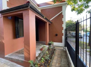 Casa · 89m² · 4 Ambientes · 1 Cochera · Alquiler Casa 3 Amb con Jardin en Martinez