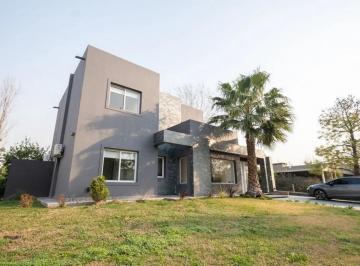 Casa · 240m² · 5 Ambientes · 1 Cochera · Casa de 4 Dorm. en Venta - Aires del Llano