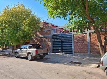 Casa · 374m² · 2 Dormitorios · 3 Cocheras · Casa en Venta Barrio Residencial - Guaymallen