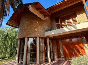 Casa · 290m² · 5 Ambientes · 3 Cocheras · Casa en Venta en Corralitos Estilo Chalet