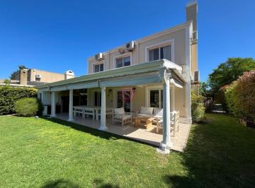 Casa · 145m² · 4 Ambientes · 1 Cochera · Casa Chalet en Venta en Los Jazmines, Pilar del Este, Pilar