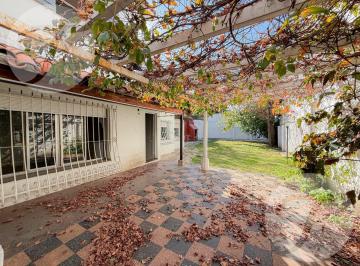 Casa · 180m² · 4 Ambientes · 2 Cocheras · Reservado