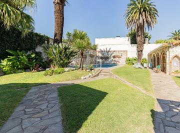 Terreno · 454m² · 8 Ambientes · 2 Cocheras · Casa en Lo Mejor de Banfield Sobre Espectacular Lote Triple Frente