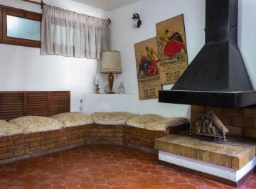 Casa · 255m² · 6 Ambientes · 2 Cocheras · Casa en Venta Parquizado y Pileta Guaymallen