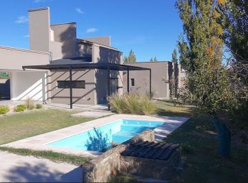 Casa · 300m² · 8 Ambientes · 2 Cocheras · Casa a Estrenar Todos Los Servicios y Casa de Huésped de Regalo