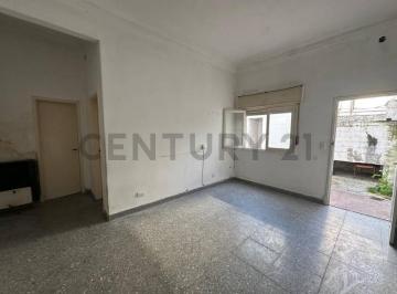 PH · 47m² · 3 Ambientes · Amplio PH Dos Ambientes con Dos Patios a Reciclar Planta Baja
