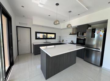 Casa · 240m² · 4 Ambientes · 3 Cocheras · Casa Minimalista en Venta en Haras San Pablo Club de Campo