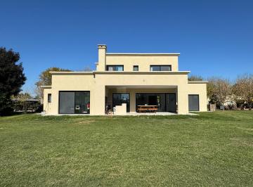 Casa · 240m² · 4 Ambientes · 3 Cocheras · Casa Minimalista en Venta en Haras San Pablo Club de Campo