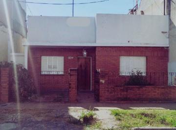 Casa · 81m² · 3 Ambientes · 1 Cochera · Venta Casa Gral San Martin 3 Amb Jardin Cochera