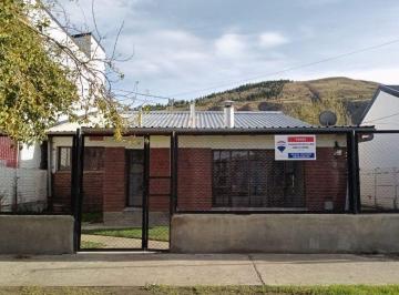 Casa · 180m² · 7 Ambientes · 1 Cochera · Casa en Esquel - 3 Dorm. con Patio y Quincho