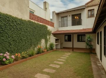 Casa · 257m² · 8 Ambientes · 1 Cochera · Casa Chalet en Venta en Quilmes, G. B. a. Zona Sur, Argentina