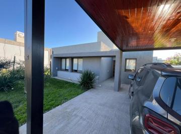 Casa · 130m² · 3 Ambientes · 1 Cochera · Casa en Venta Barrio Cerrado Tejas IV con Pileta