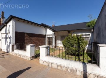 Casa · 133m² · 3 Ambientes · 2 Cocheras · Venta Casa Hurlingham 3 Ambientes Km 18 Cochera Patio Acepta Permuta