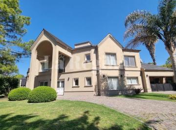 Casa · 340m² · 6 Ambientes · 3 Cocheras · Casa en Alquiler en Campos de Alvarez, Francisco Álvarez, Moreno